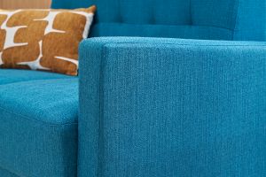 Canapé scandinave 2 places en tissu bleu canard et bois clair MOON