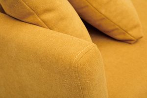 Canapé scandinave déhoussable 3 places en tissu effet velours jaune moutarde et bois clair OSLO