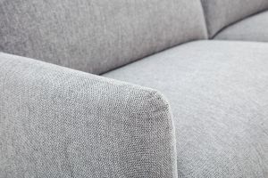 Canapé design 3 places en tissu effet velours texturé gris et bois clair BONO