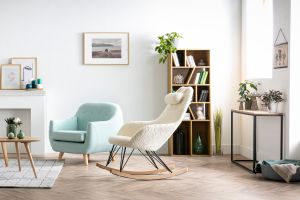 Rocking chair scandinave en tissu effet peau de mouton blanc, métal noir et bois clair JHENE