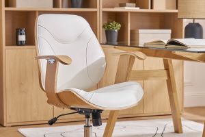 Chaise de bureau à roulettes design blanc, bois clair et acier chromé YORKE