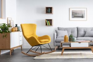 Rocking chair scandinave en tissu effet velours jaune moutarde, métal noir et bois clair ESKUA