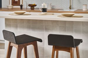 Chaise de bar scandinave noir et bois foncé H65 cm BALTIK