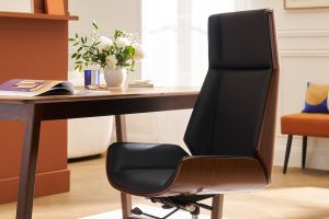 Fauteuil de bureau de direction design noir, bois foncé noyer et acier chromé CURVED