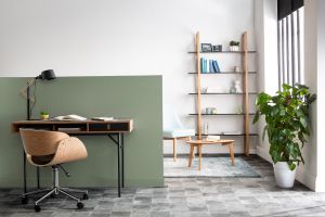 Chaise de bureau à roulettes design noir, bois clair et acier chromé BENT