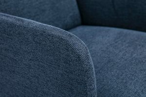 Fauteuil scandinave en tissu effet velours texturé bleu foncé et bois foncé ISKO