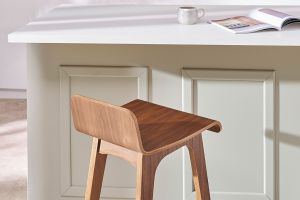 Chaise de bar scandinave bois foncé H65 cm BALTIK