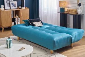 Canapé convertible scandinave 3 places en tissu bleu canard et bois clair YUMI