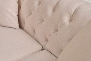 Canapé 2 places capitonné en tissu beige et bois clair MONTAIGNE