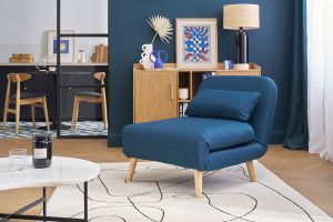 Fauteuil convertible scandinave en tissu bleu foncé et bois clair AMIKO
