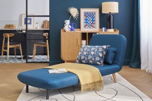 Fauteuil convertible scandinave en tissu bleu foncé et bois clair AMIKO