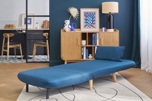 Fauteuil convertible scandinave en tissu bleu foncé et bois clair AMIKO