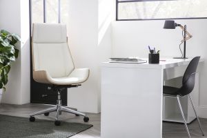 Fauteuil de bureau de direction design blanc, bois clair et acier chromé CURVED