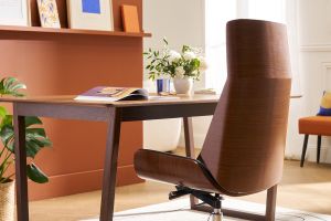 Fauteuil de bureau de direction design noir, bois foncé noyer et acier chromé CURVED