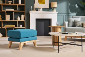 Pouf repose-pieds déhoussable scandinave en tissu bleu canard et bois clair OSLO