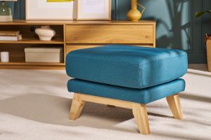 Pouf repose-pieds déhoussable scandinave en tissu bleu canard et bois clair OSLO