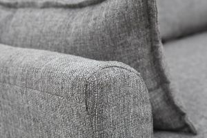 Canapé scandinave 2 places en tissu gris et bois clair KATE