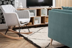 Rocking chair scandinave en tissu bleu canard, métal noir et bois clair ALEYNA