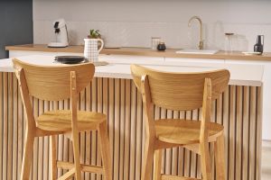 Tabourets de bar scandinaves finition chêne H65 cm (lot de 2) LEENA