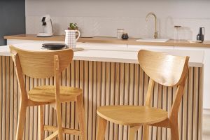 Tabourets de bar scandinaves finition chêne H65 cm (lot de 2) LEENA