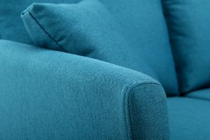 Canapé scandinave déhoussable 2 places en tissu bleu canard et bois clair OSLO