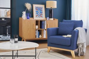 Fauteuil scandinave déhoussable en tissu bleu foncé et bois clair OSLO