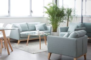 Fauteuil scandinave déhoussable en tissu vert lagon et bois clair OSLO