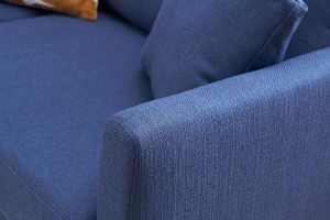 Canapé scandinave déhoussable 3 places en tissu bleu foncé et bois clair OSLO
