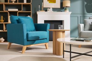 Fauteuil scandinave déhoussable en tissu bleu canard et bois clair OSLO