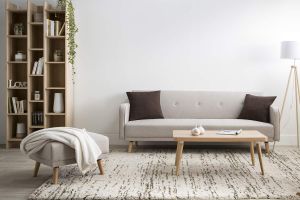 Canapé convertible scandinave 3 places avec repose-pieds en tissu beige et bois clair ULLA
