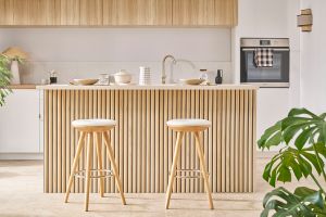 Tabouret de bar scandinave blanc et bois clair 65 cm NORDECO