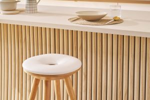 Tabouret de bar scandinave blanc et bois clair 65 cm NORDECO