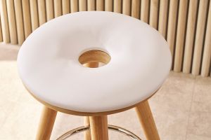 Tabouret de bar scandinave blanc et bois clair 65 cm NORDECO