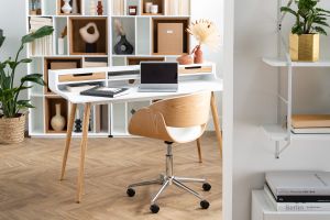 Chaise de bureau à roulettes design blanc, bois clair et acier chromé BENT