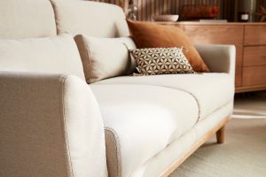 Canapé scandinave 3 places en tissu beige et bois clair EKTOR