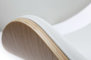 Chaise de bureau à roulettes design blanc, bois clair et acier chromé WALNUT