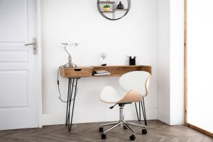 Chaise de bureau à roulettes design blanc, bois clair et acier chromé WALNUT