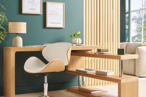 Chaise de bureau à roulettes design blanc, bois clair et acier chromé WALNUT