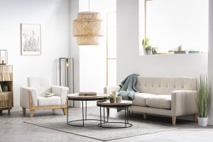 Fauteuil scandinave en tissu effet velours blanc cassé et bois clair FJORD
