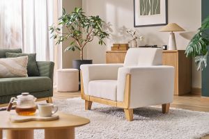Fauteuil scandinave en tissu effet velours blanc cassé et bois clair FJORD
