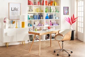 Chaise de bureau à roulettes design blanc, bois clair et acier chromé BENT
