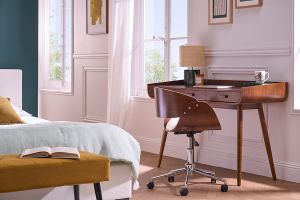 Chaise de bureau à roulettes design blanc, bois foncé noyer et acier chromé BENT