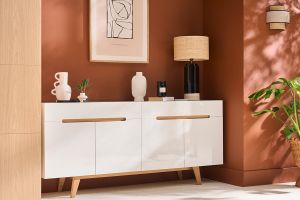 Buffet scandinave blanc laqué brillant et finition bois clair 4 portes 2 tiroirs L180 cm MELKA