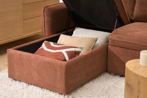 Canapé d'angle convertible réversible avec coffre 3 places en tissu chenille terre brûlée et bois clair ORSO