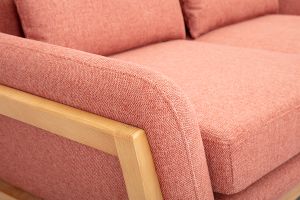 Canapé scandinave 2 places en tissu effet velours texturé terracotta et bois clair YOKO