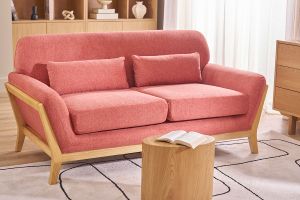 Canapé scandinave 2 places en tissu effet velours texturé terracotta et bois clair YOKO