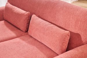 Canapé scandinave 2 places en tissu effet velours texturé terracotta et bois clair YOKO