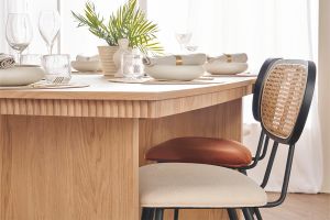 Sedie design in tessuto effetto lana bouclè bianco, metallo nero e rattan intrecciato (set di 2) SWANN