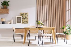 Sedie design in tessuto effetto velluto testurizzato beige, metallo cromato e intreccio in rattan (set di 2) MIRANDA