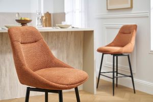 Tabourets de bar pivotants 360° en tissu effet velours texturé terre brûlée et métal H66 cm (lot de 2) ALESS